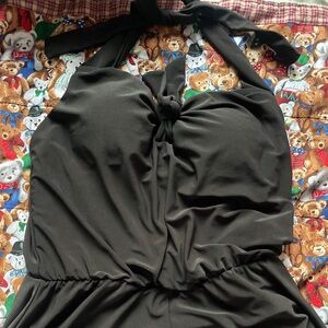 Vacation swimsuit jumpsuit ties at the neck , super cute! Size medium
